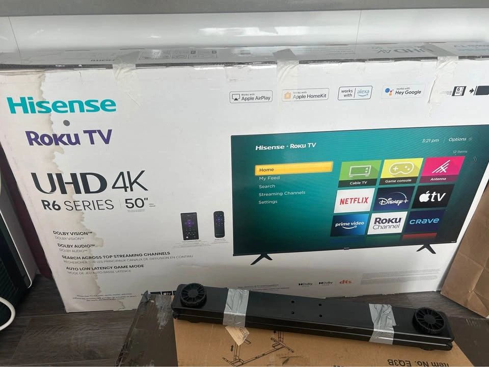 Hisense 50" R6 Series Roku TV - photo 3