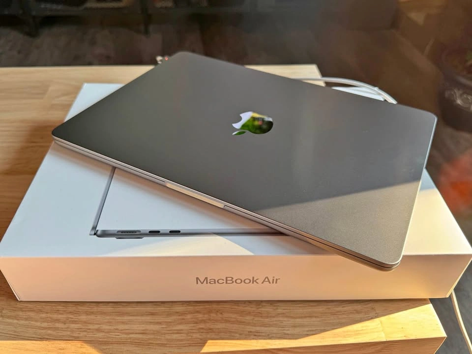 Apple MacBook Air 13.6" M2 Chip 8GB RAM 256GB SSD