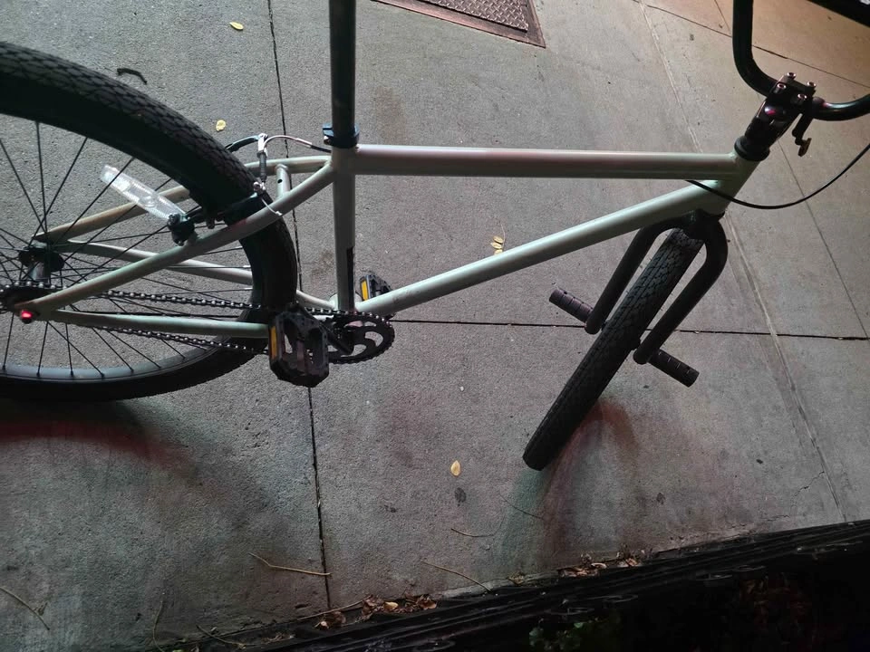 Hyper 26" BMX Bike – Like New + Free Helmet - photo 4