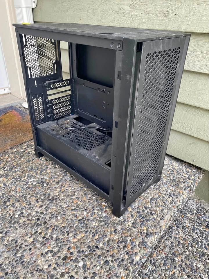 FREE CORSAIR CASE (MISSING GLASS PANEL)