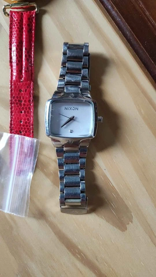 Lot of 4 Watches - NIXON, VOGUE, RIVA and GENEVA - photo 2