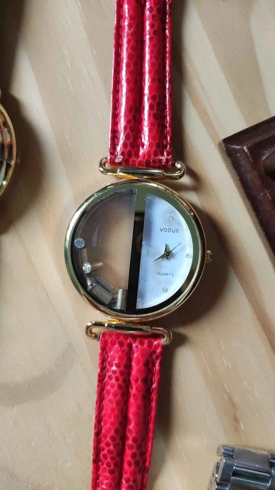 Lot of 4 Watches - NIXON, VOGUE, RIVA and GENEVA - photo 4