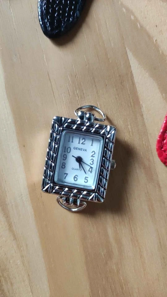 Lot of 4 Watches - NIXON, VOGUE, RIVA and GENEVA - photo 5