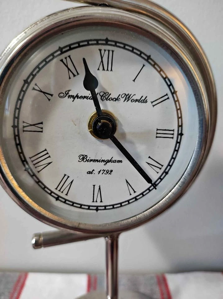 Vintage-style desk clock
