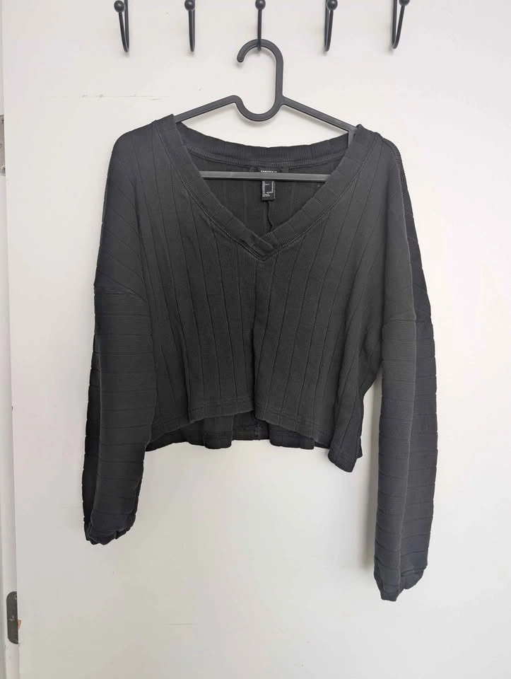 V-Neck Ribbed Crop Top Sweater size M