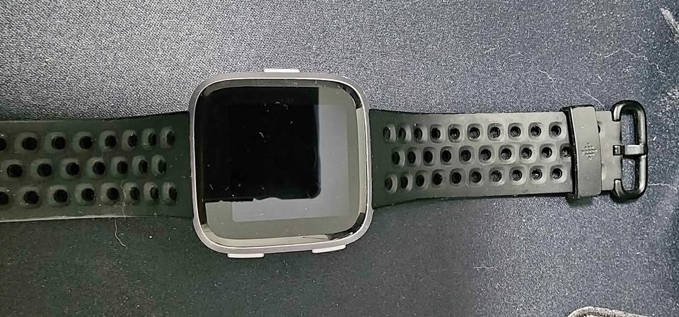 Fitbit Versa 2 Broken screen smart watch for spare parts