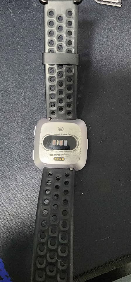 Fitbit Versa 2 Broken screen smart watch for spare parts - photo 2