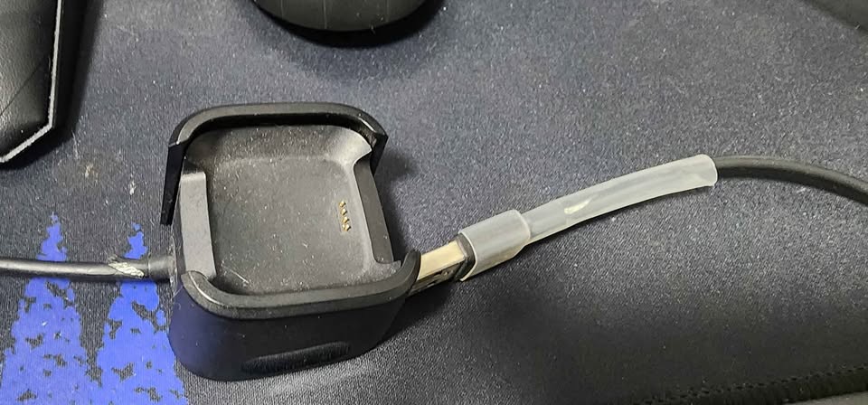 Fitbit Versa 2 Broken screen smart watch for spare parts - photo 3