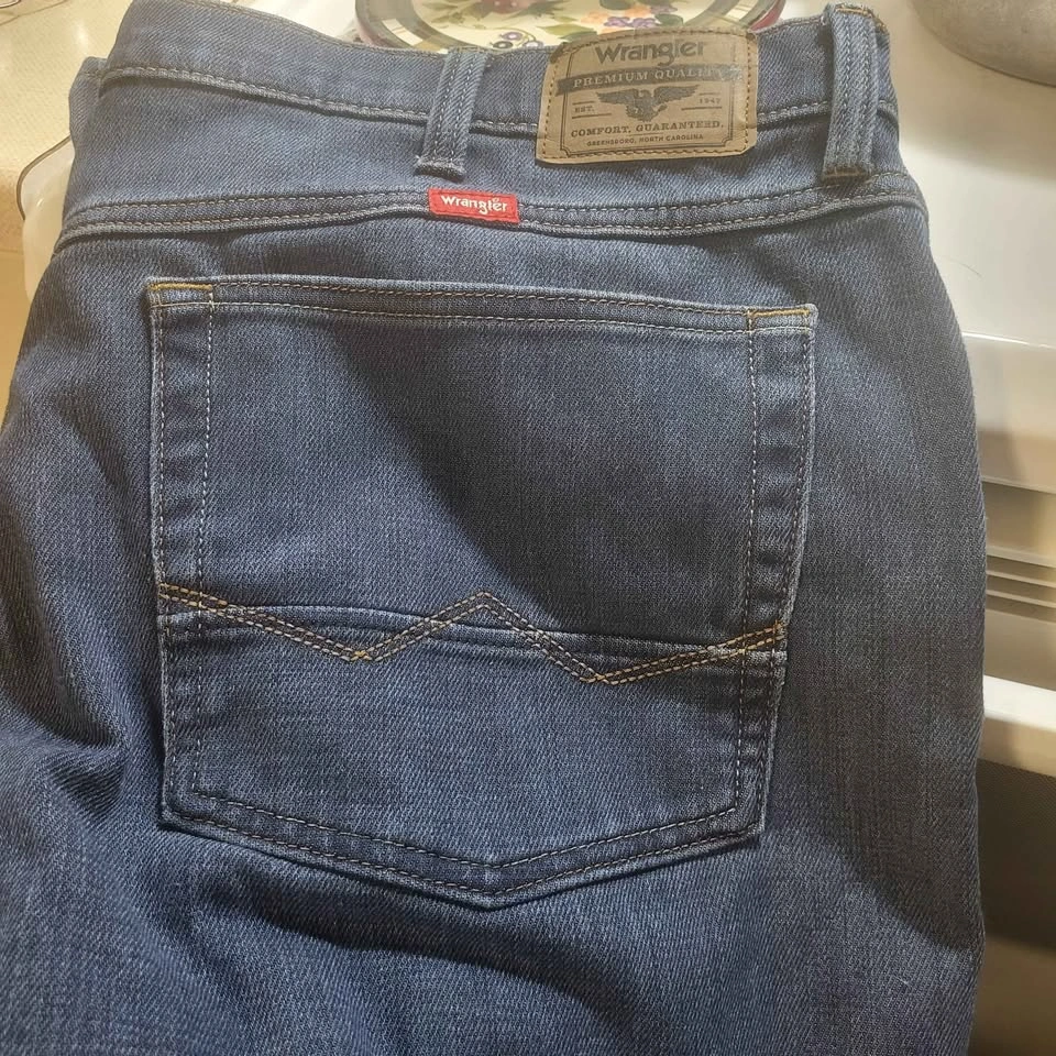 Men's Fleece Lined Wrangler Jeans - photo 4