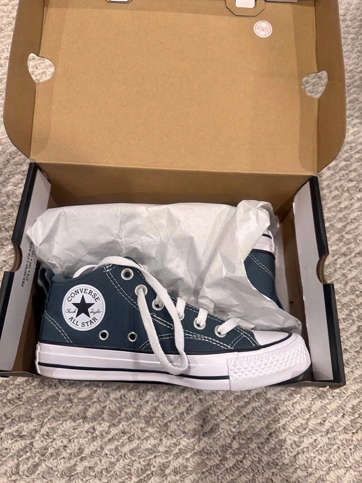 Brand New Chuck Taylor Converse Boys Shoes Size 4
