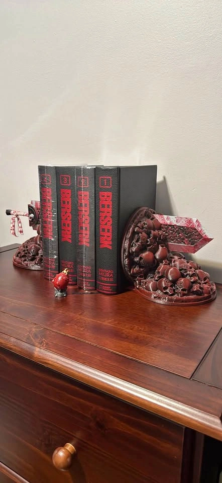 Berserk Deluxe Edition Vol 1-4 + Custom Dragonslayer Bookends