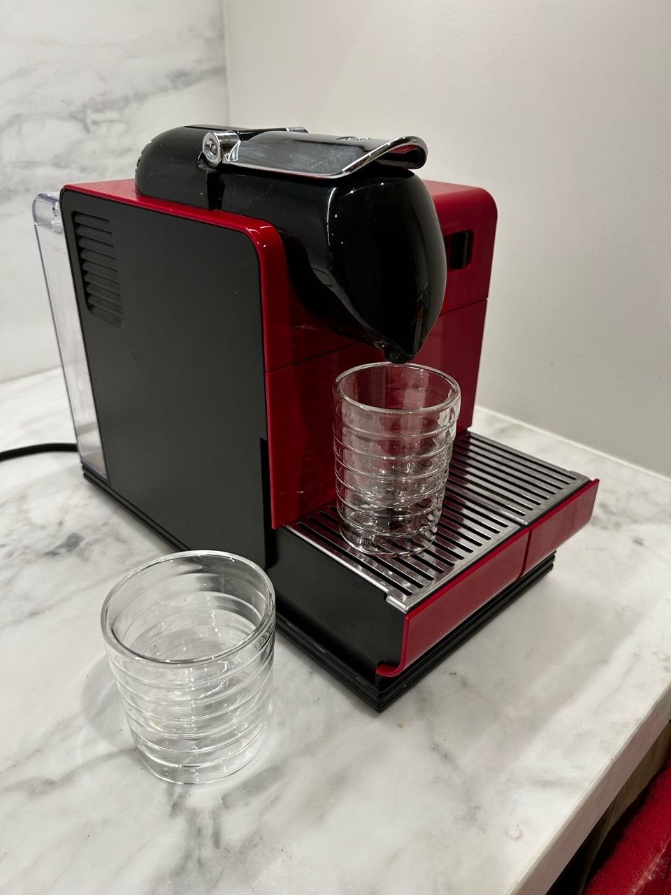 DeLonghi Nespresso EN520R Espresso Coffee Machine Red