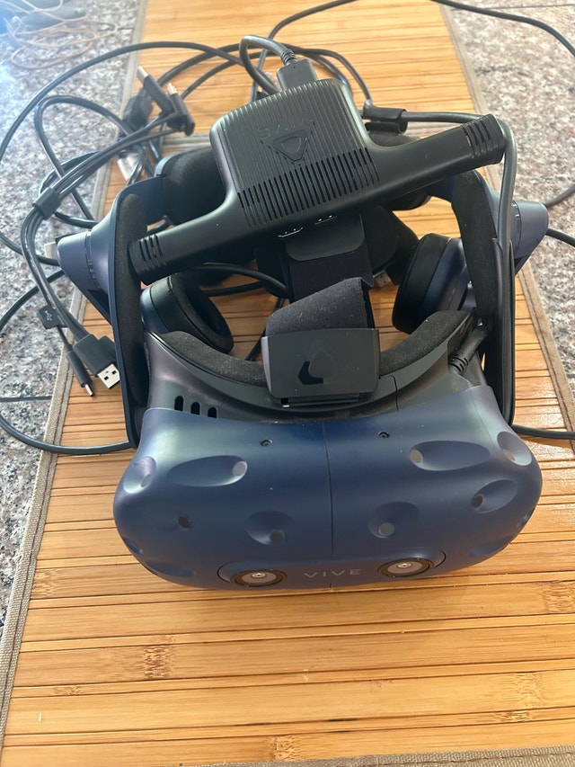 HTC Vive Virtual Reality Headset, wireless adapter