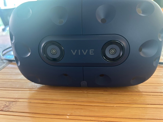 HTC Vive Virtual Reality Headset, wireless adapter - photo 2