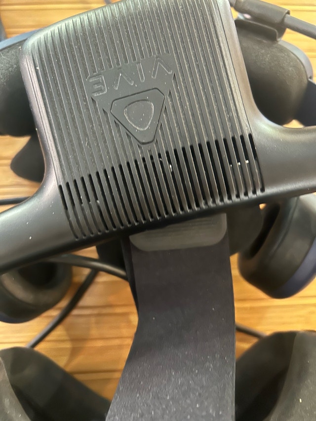 HTC Vive Virtual Reality Headset, wireless adapter - photo 3