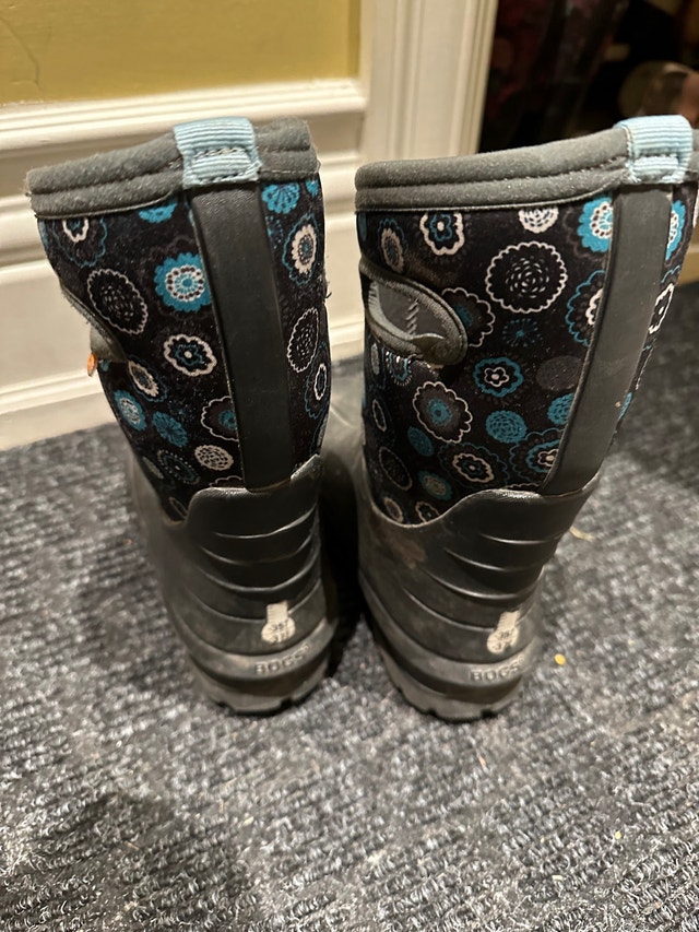 Kids Bogs Neo-Classic Winter Boots in Size US 1 - photo 2