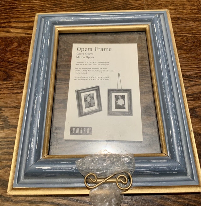Umbra Opera Frame New Floats one 4 x 6 inch photograph