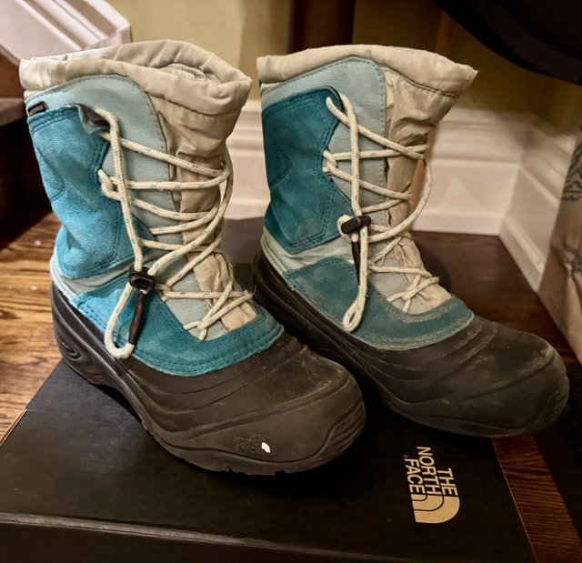 North Face Youth Size 4 Alpenglow V Waterproof Winter Boots