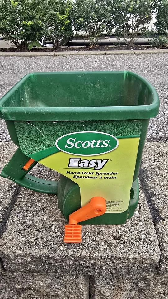 Scotts Easy Hand-Held Spreader