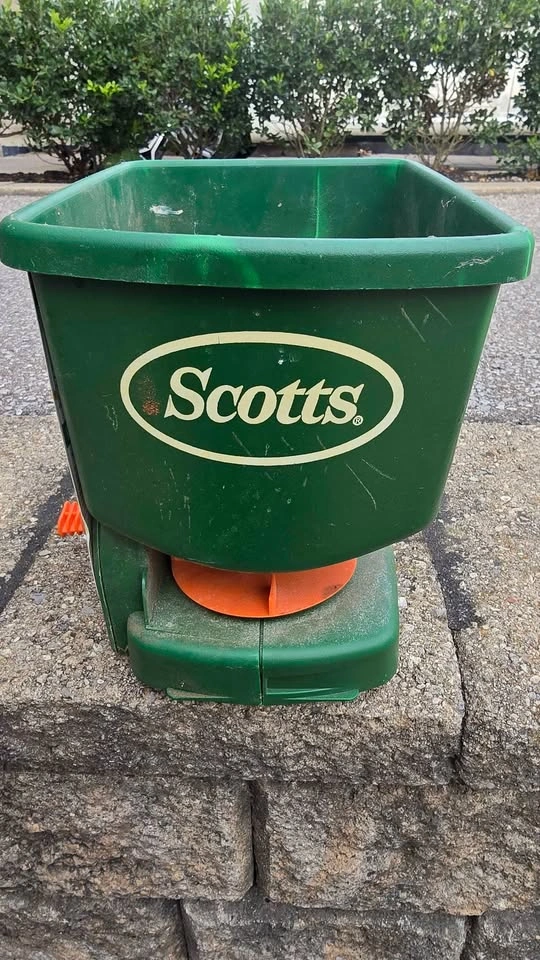 Scotts Easy Hand-Held Spreader - photo 2