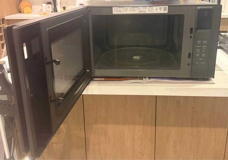 LG Smart Inverter Microwave Oven - photo 2
