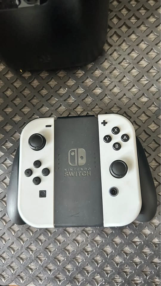 Nintendo Switch OLED - photo 2