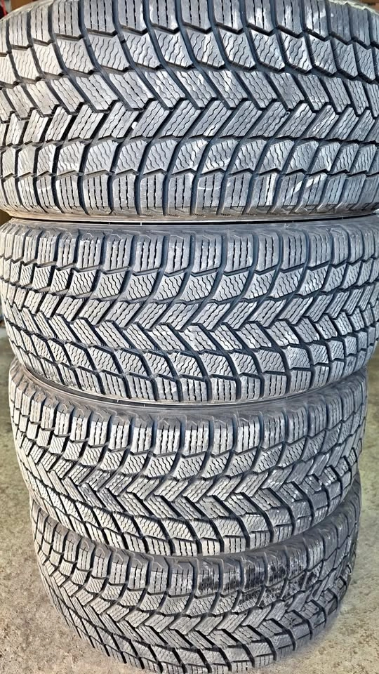 225/45/18 Michelin winter tires 90% tread
