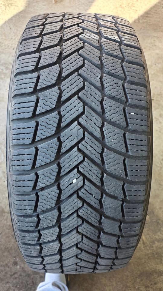 225/45/18 Michelin winter tires 90% tread - photo 2