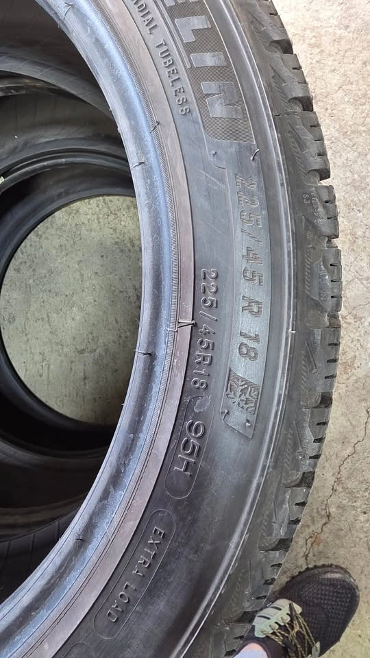 225/45/18 Michelin winter tires 90% tread - photo 4