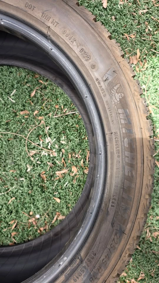 225/45/18 Michelin winter tires 90% tread - photo 5
