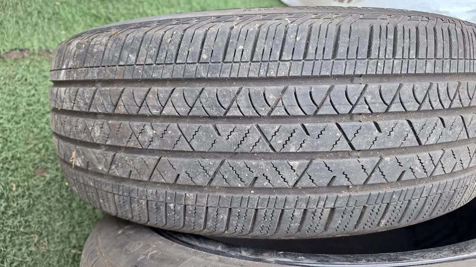 235/55/19 Continental all season tires 90% tread