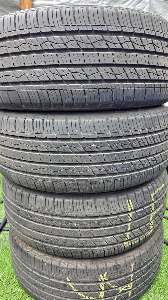 235/55/19 Kumho all season tires 85% tread