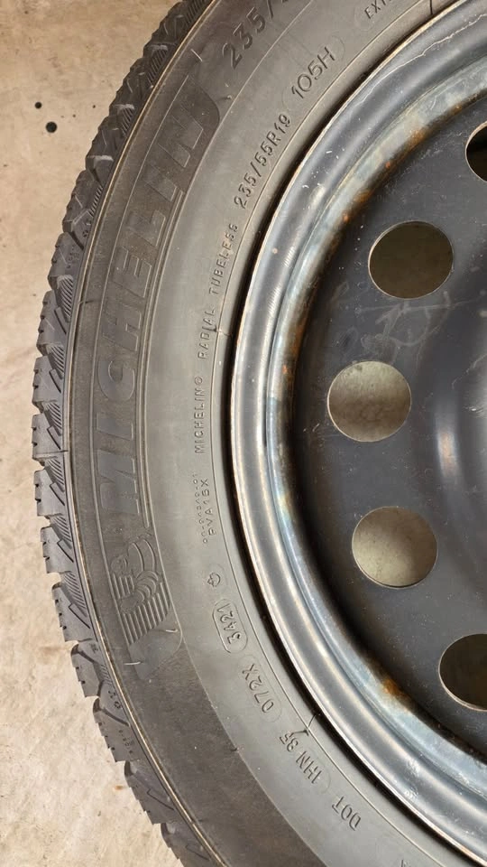 235/55/19 Michelin winter tires 85% tread with steel rims 5x114. - photo 3