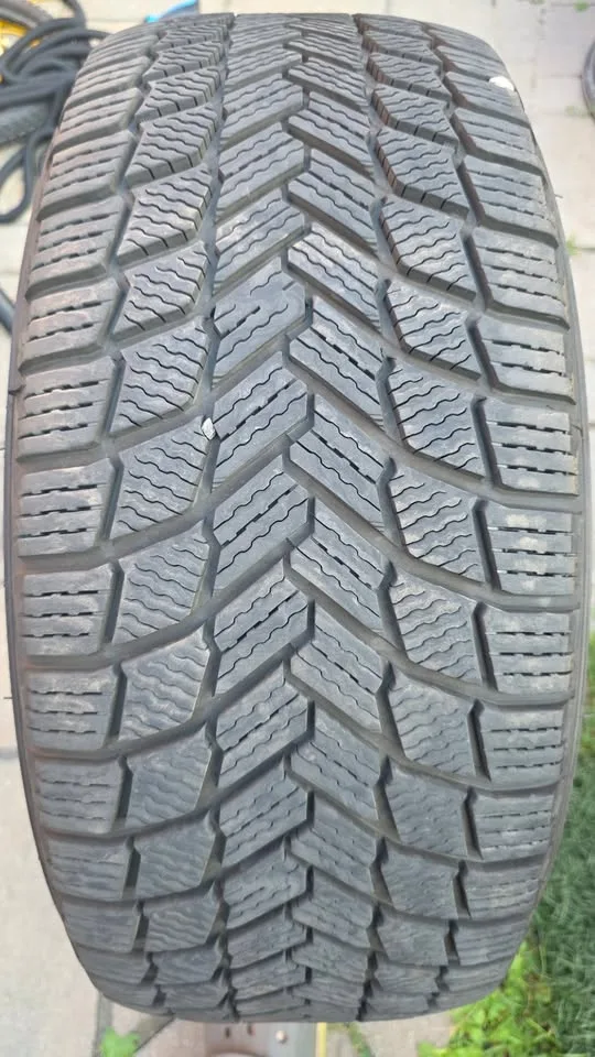 225/45/18 michelin winter tires image indicator(3)