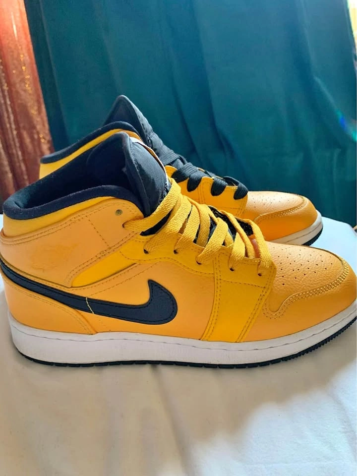 NIKE Air Jordan Retro 1 Mid 'University Gold'