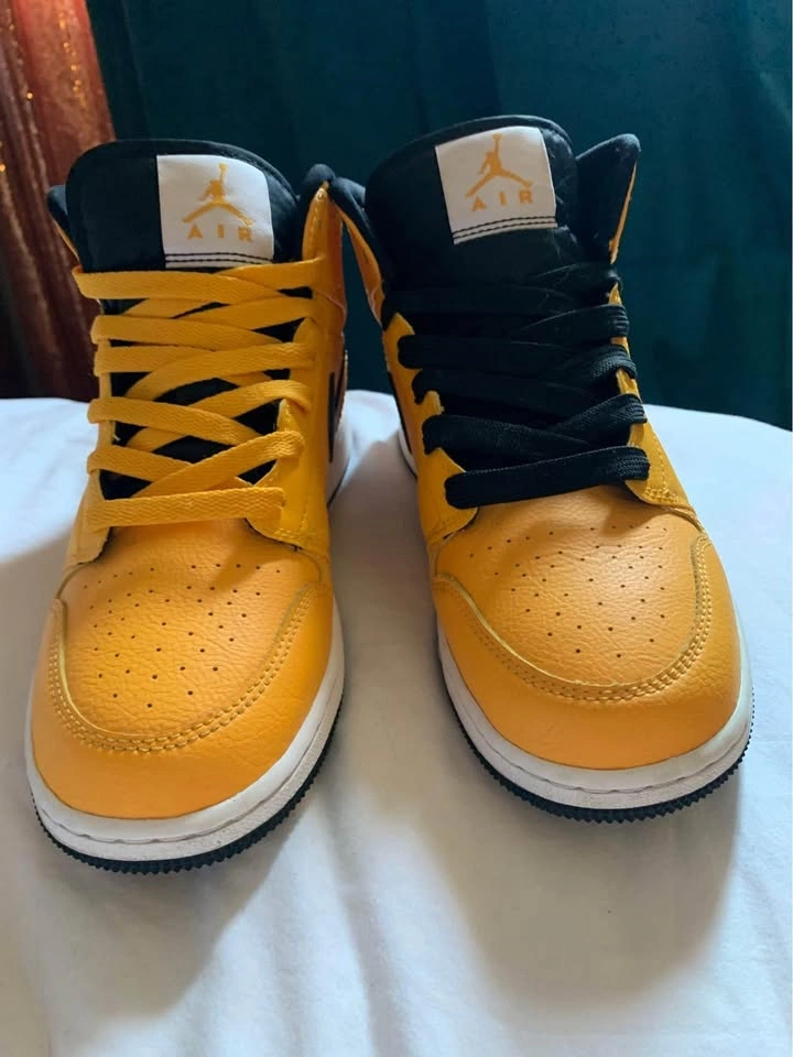 NIKE Air Jordan Retro 1 Mid 'University Gold' - photo 2