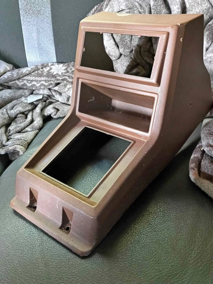 1980-1986 Nissan Datsun 720 Center Console