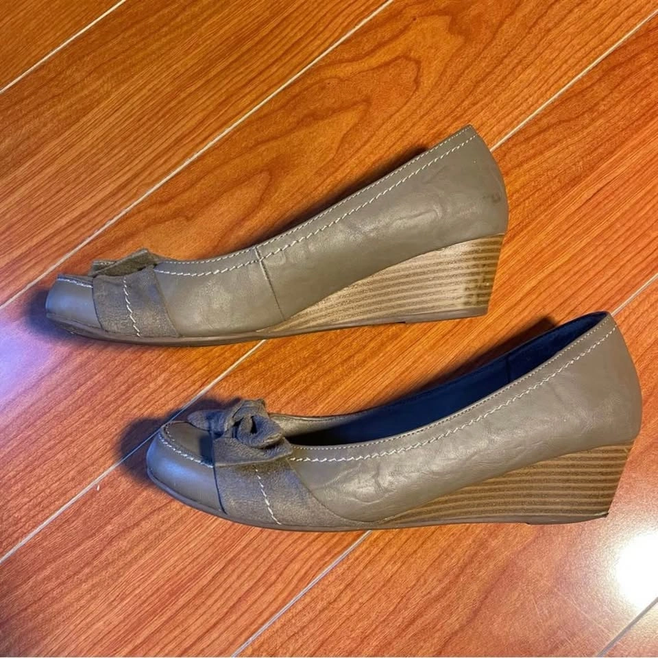 Size 9 American Eagle Wedge Heels with Bow Detail - photo 2