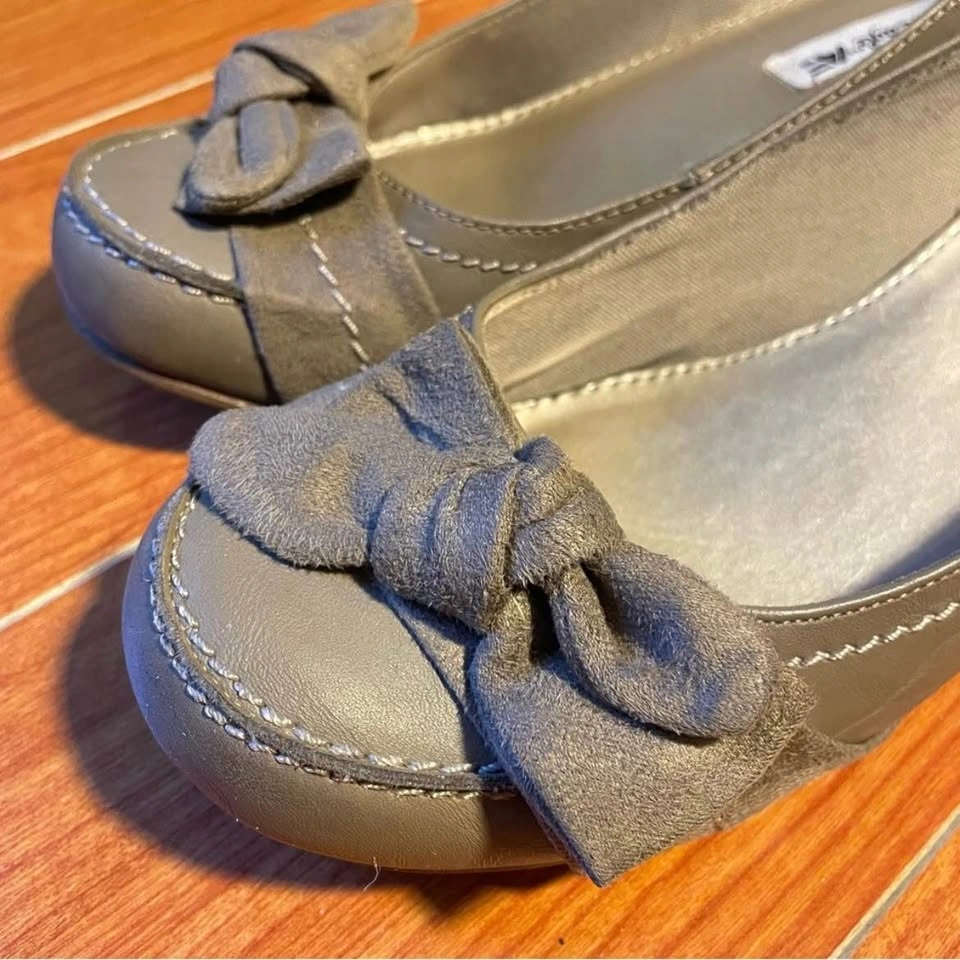 Size 9 American Eagle Wedge Heels with Bow Detail - photo 3