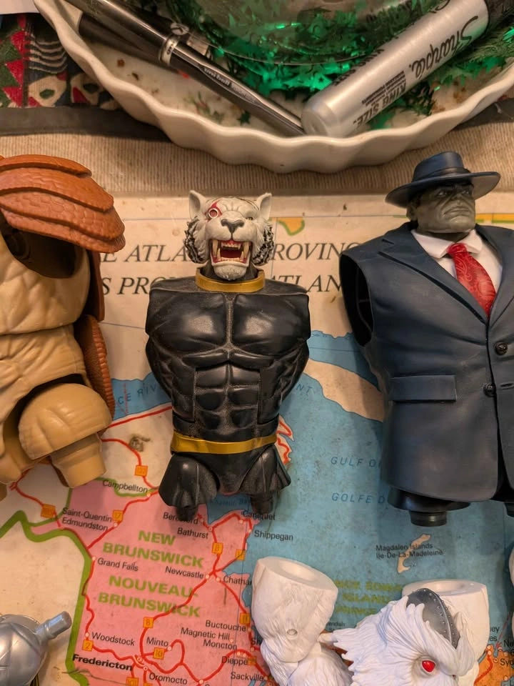 Assorted Marvel Legends Build-a-Figure parts - photo 2