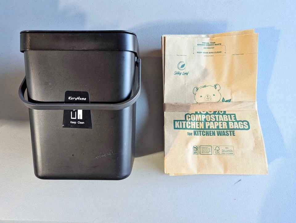 Tabletop/Cabinet Hanging Composting Bin + Composting Bags
