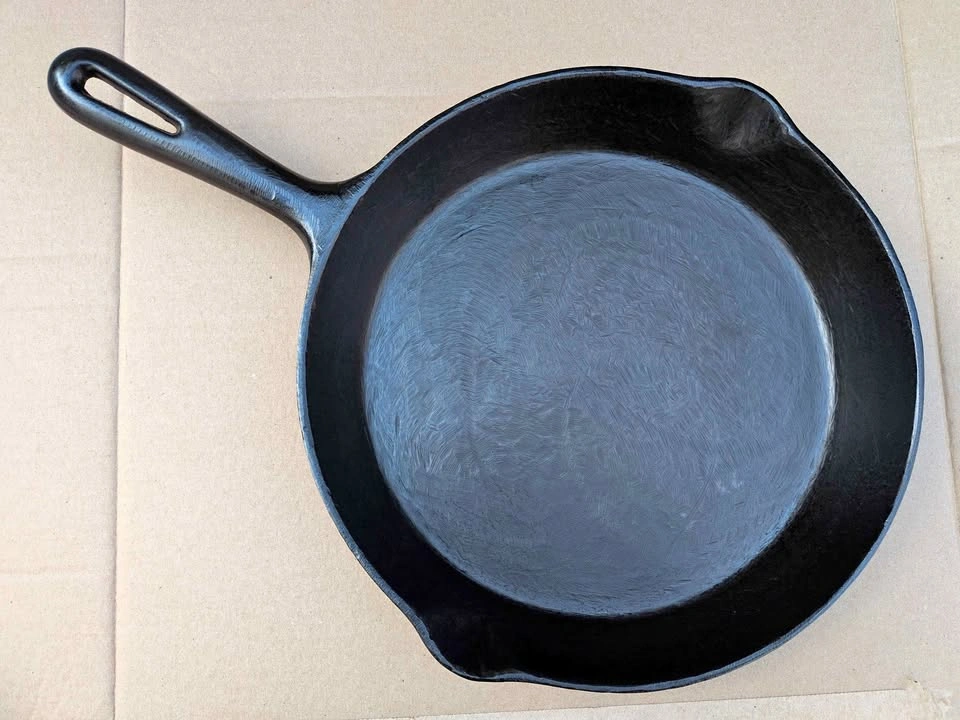 GSW No. 9 Cast Iron Skillet Made in Canada