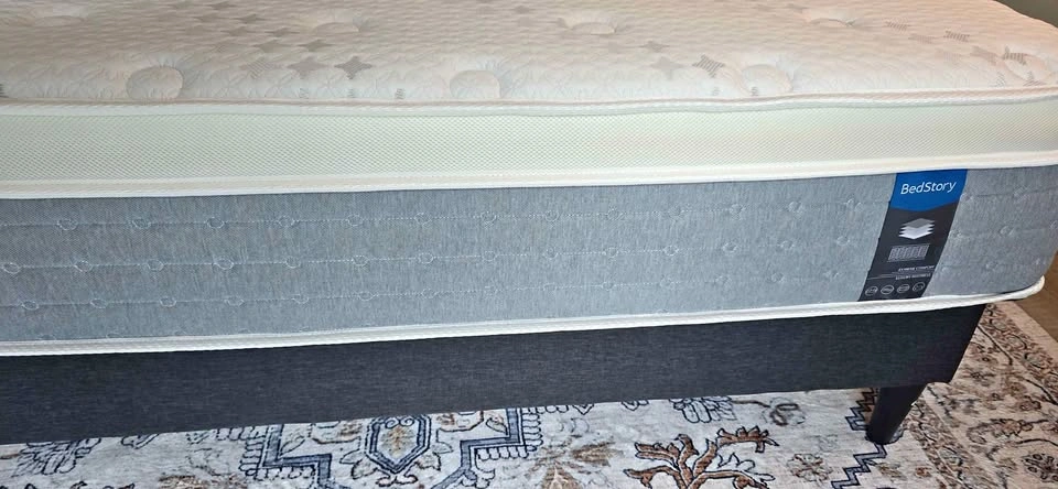 Yaheetech Queen Bed Upholstered Bed Frame with Wing Edge