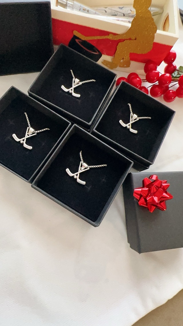 Hockey Sticks Necklace: "Never Give Up" Sports Jewelry Gift - photo 3