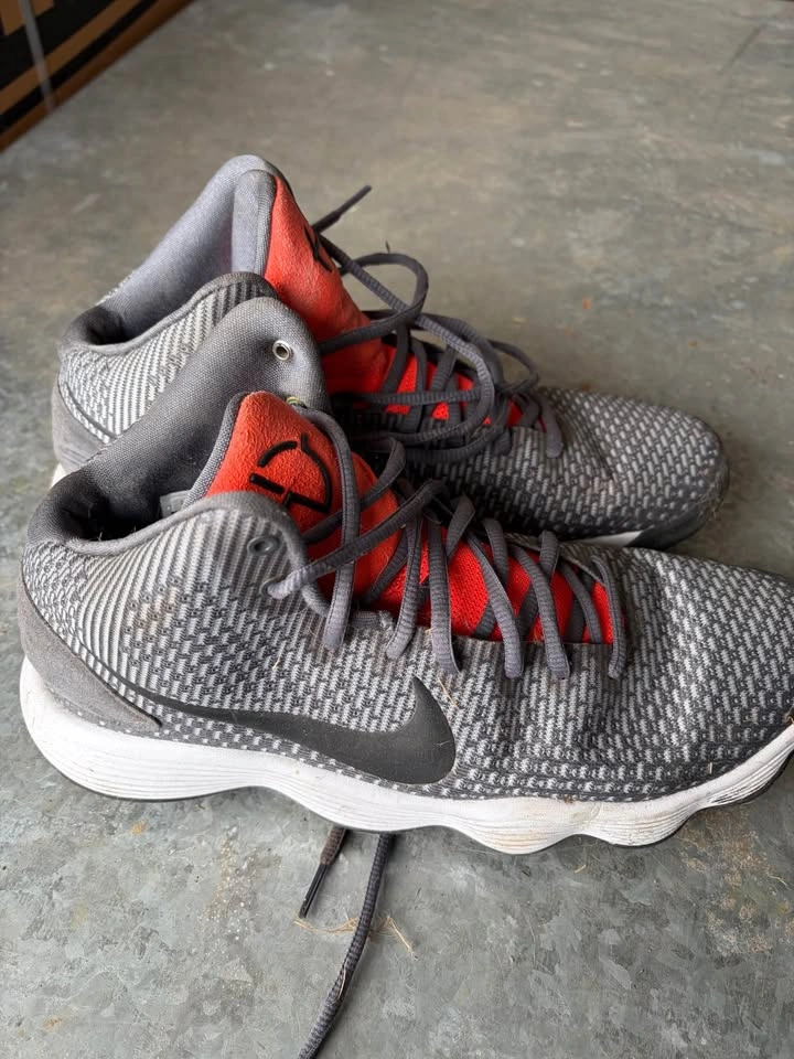 Nike Basketball Shoes Sz 10.5 - photo 2