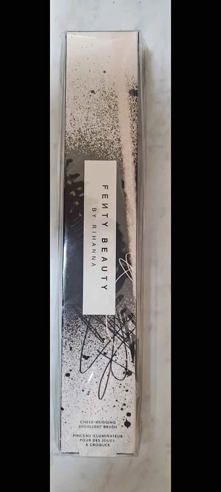 Fenty Beauty Cheek-Hugging Highlight Brush