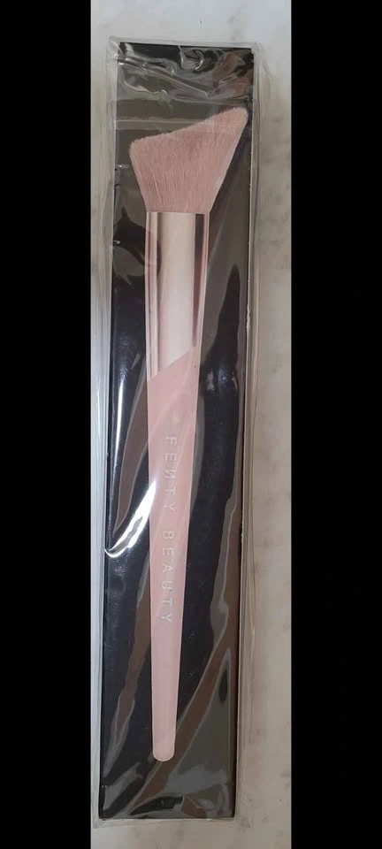 Fenty Beauty Cheek-Hugging Highlight Brush - photo 2