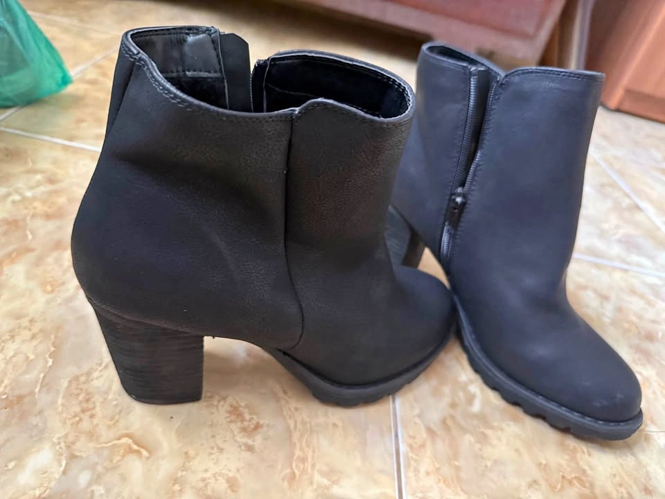 LE CHÂTEAU Black Ankle Boots Size 41 for Women