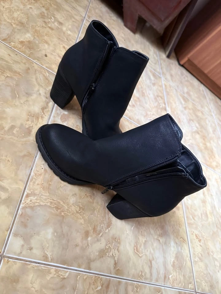 LE CHÂTEAU Black Ankle Boots Size 41 for Women - photo 4