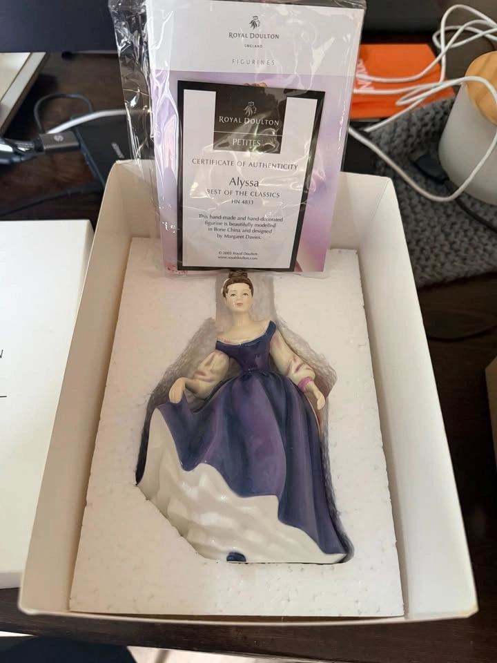 Pair of Royal Doulton Petites Figurines – Alyssa & Lauren - photo 2